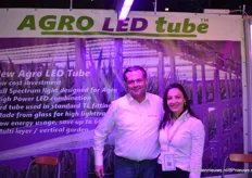 Arnaud Teller (Agro-LED Tube) op de foto met Elsa Kamberi (Acal BFi) dat de elektrische componenten levert aan Agro-LED Tube.